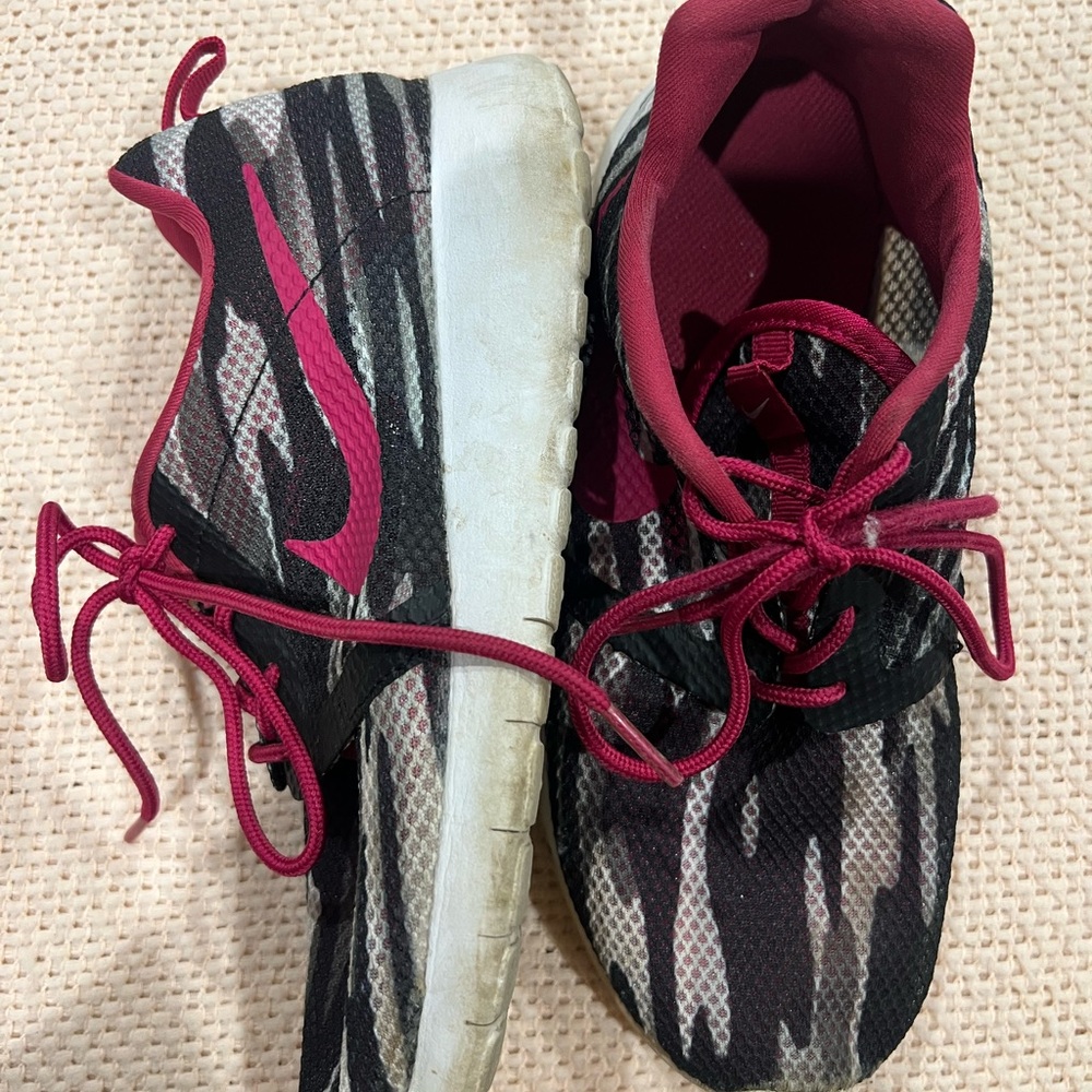 Nike Kids' Black and Pink Camouflage Sneakers